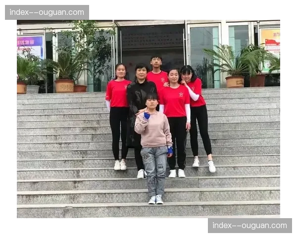 视障游泳选手打破世界纪录，看台观众齐唱国歌致以最高敬意